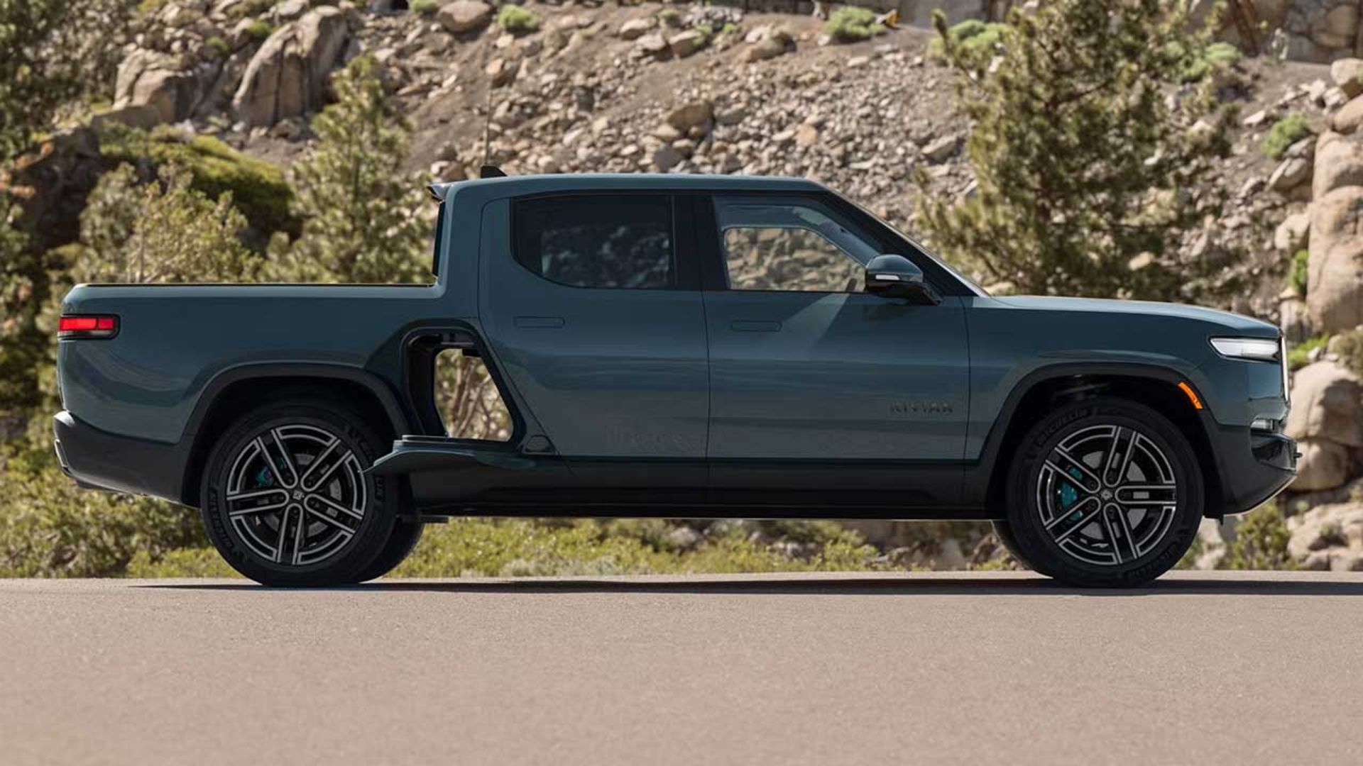 ریویان R1T چهارموتوره