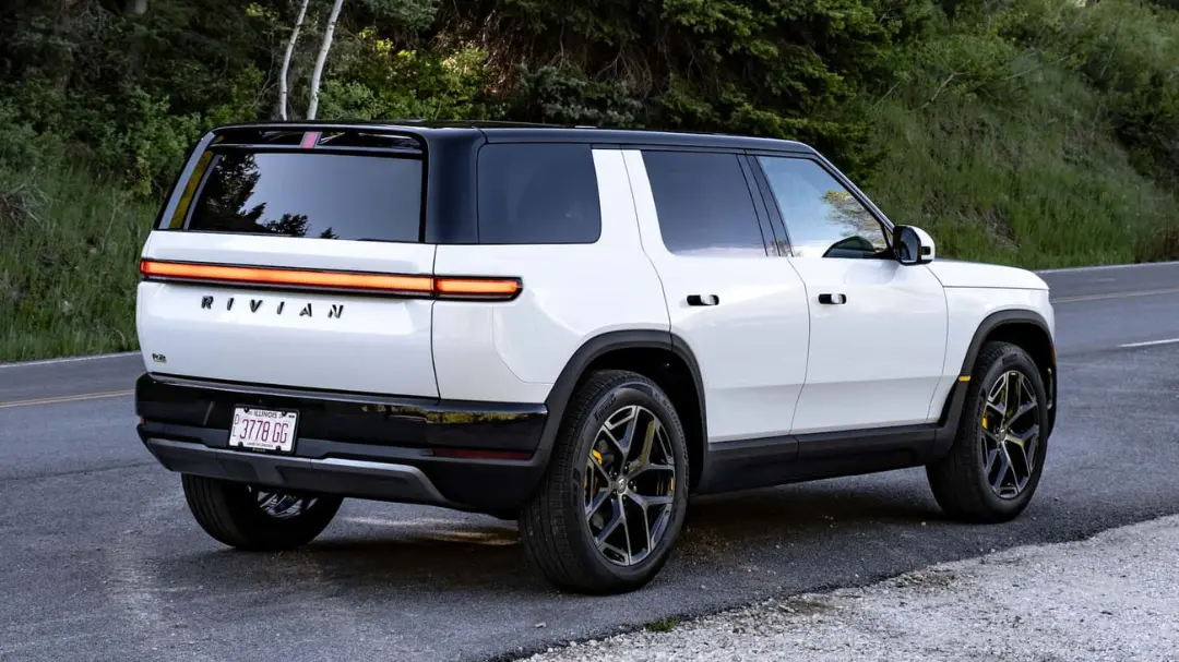 خودرو کراس‌اور برقی ریویان (Rivian R2) سفید رنگ در جاده