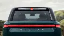 نمای عقب خودروی برقی ریویان (Rivian R2) با چراغ‌های تمام‌عرض قرمز