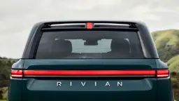 نمای عقب خودروی برقی ریویان (Rivian R2) با چراغ‌های تمام‌عرض قرمز