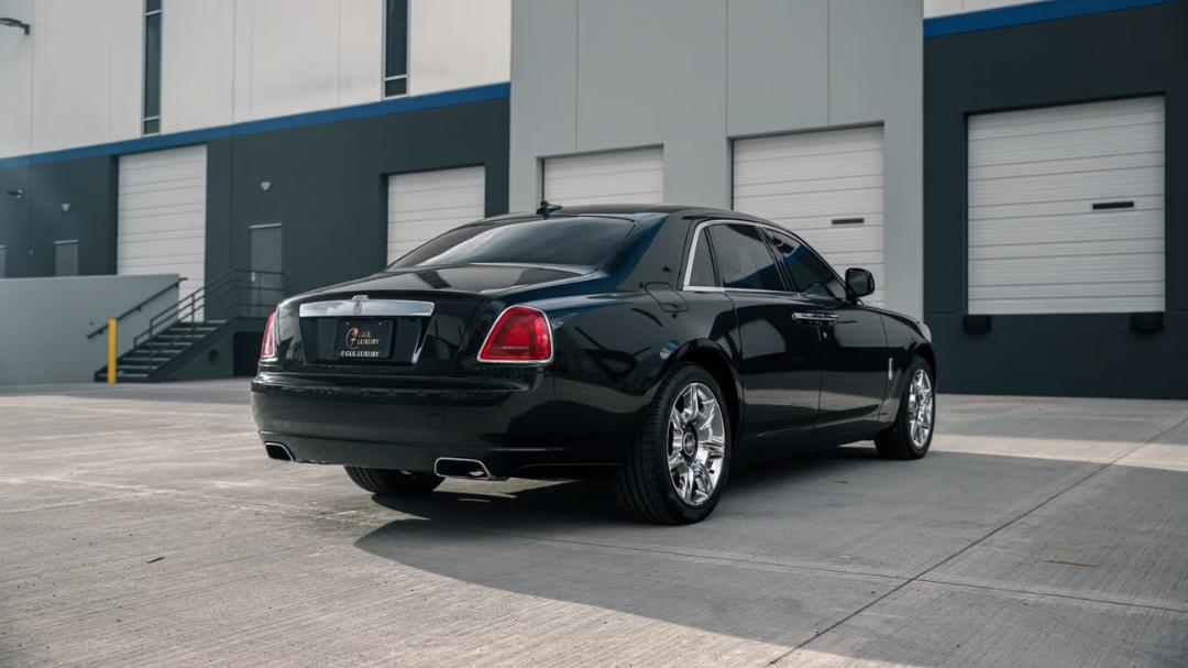 خودروی رولزرویس گوست (Rolls-Royce Ghost) مشکی رنگ در فضای باز
