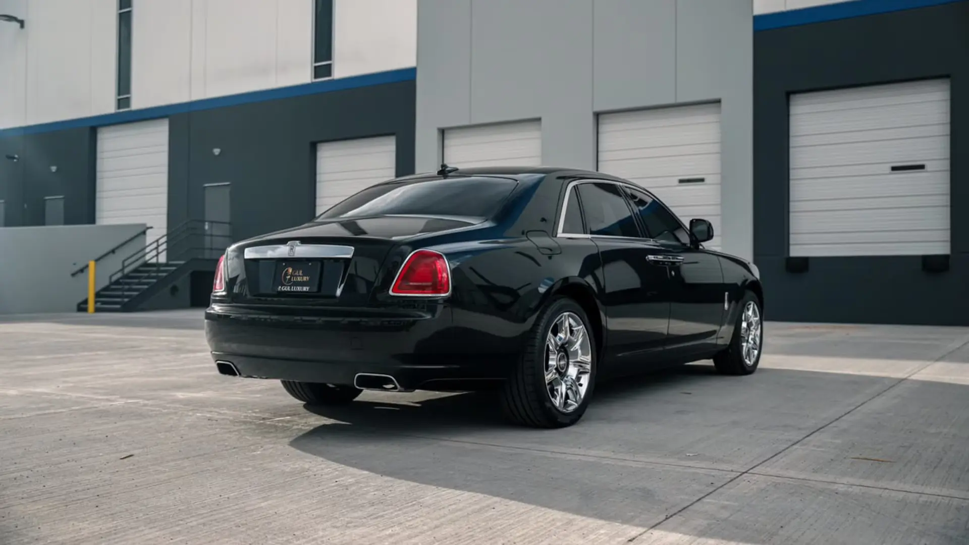 خودروی رولزرویس گوست (Rolls-Royce Ghost) مشکی رنگ در فضای باز