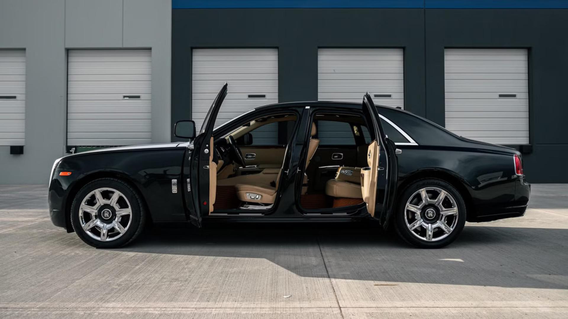 خودروی رولزرویس گوست (Rolls-Royce Ghost) مشکی با درب‌های باز و کابین کرم‌رنگ