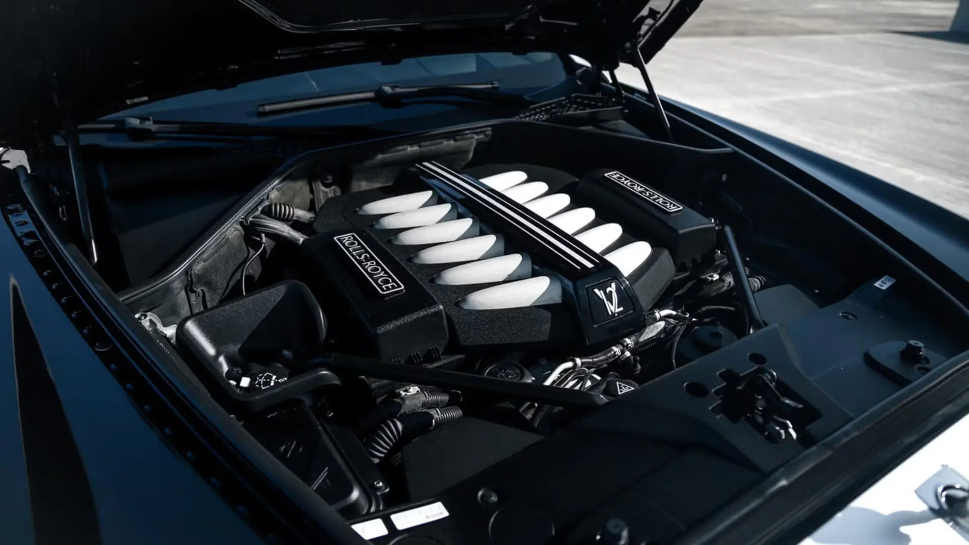 موتور قدرتمند رولزرویس گوست (Rolls-Royce Ghost) با پوشش محافظ سیاه و نقره‌ای