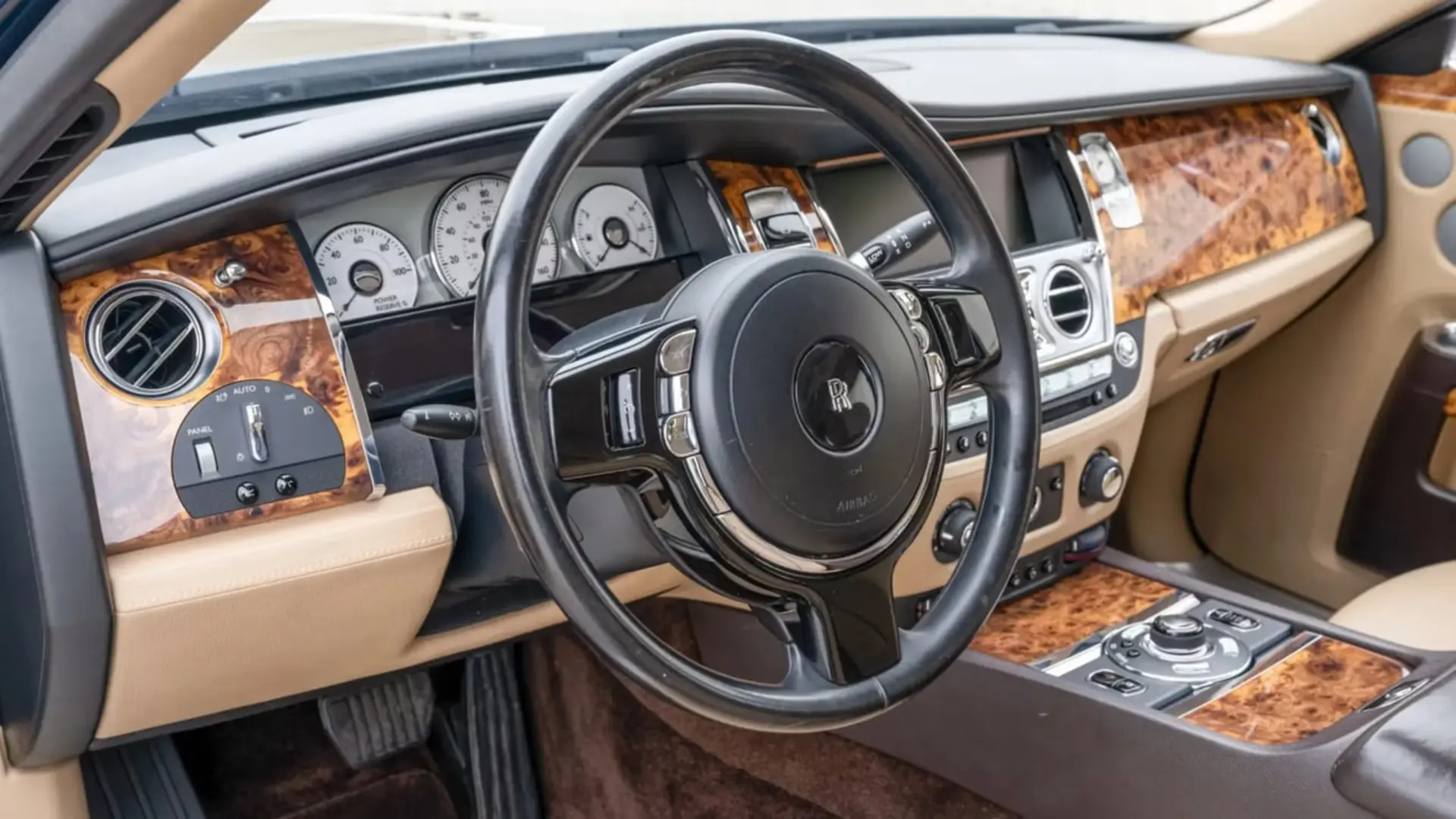 داشبورد و فرمان خودروی لوکس رولزرویس گوست (Rolls-Royce Ghost) با چوب و چرم