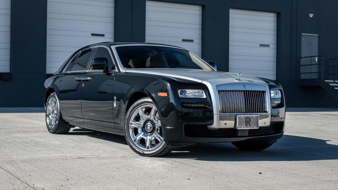خودرو رولزرویس گوست (Rolls-Royce Ghost) مشکی با بدنه دو رنگ