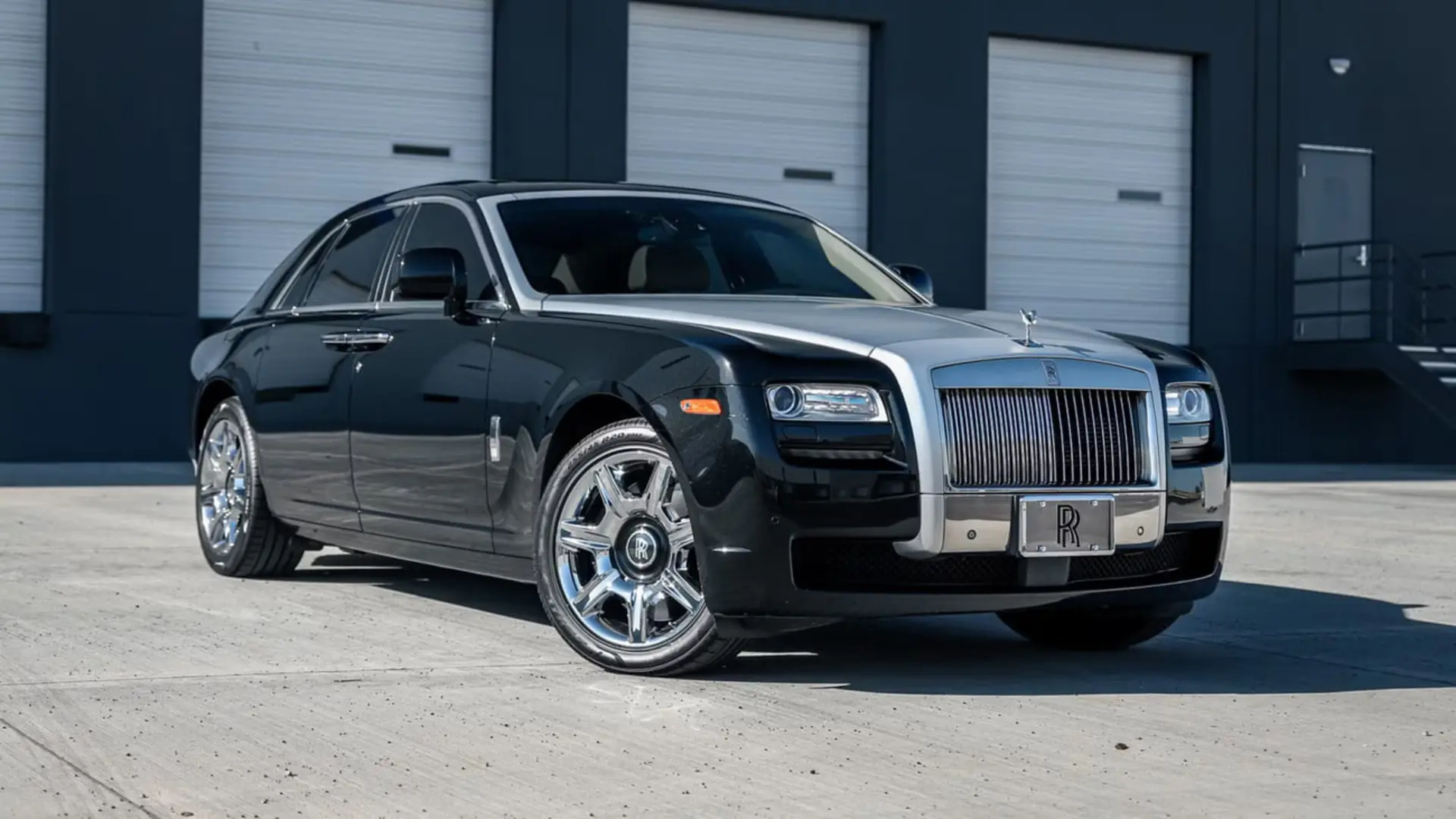 خودرو رولزرویس گوست (Rolls-Royce Ghost) مشکی با بدنه دو رنگ