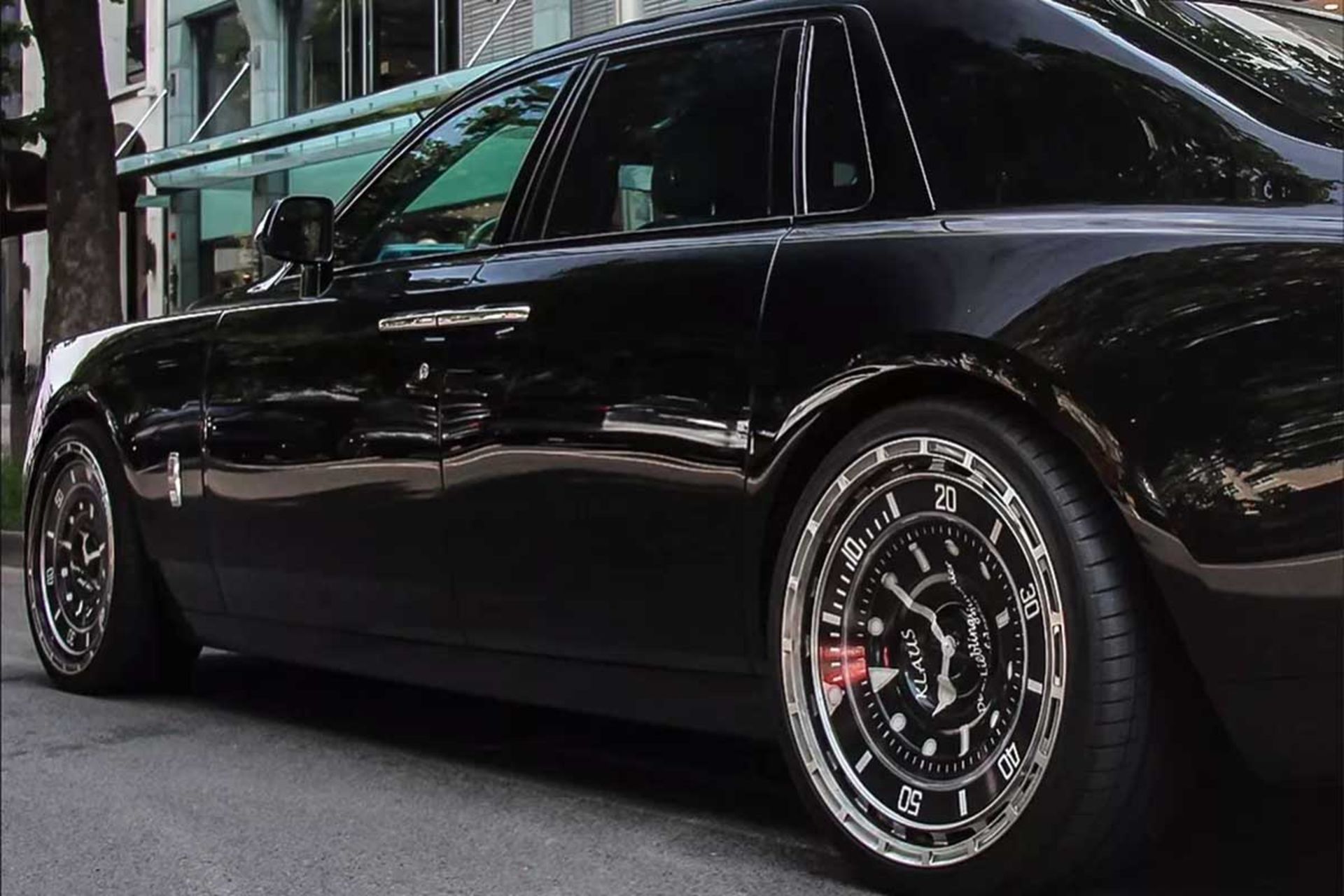 رولزرویس فانتوم با چرخ‌های ساعت رولکس