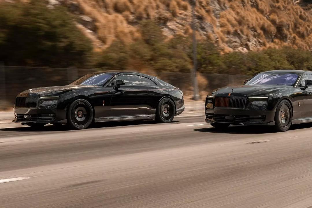 خودروهای رولزرویس اسپکتر (Rolls-Royce Spectre) سیاه در حال حرکت در جاده
