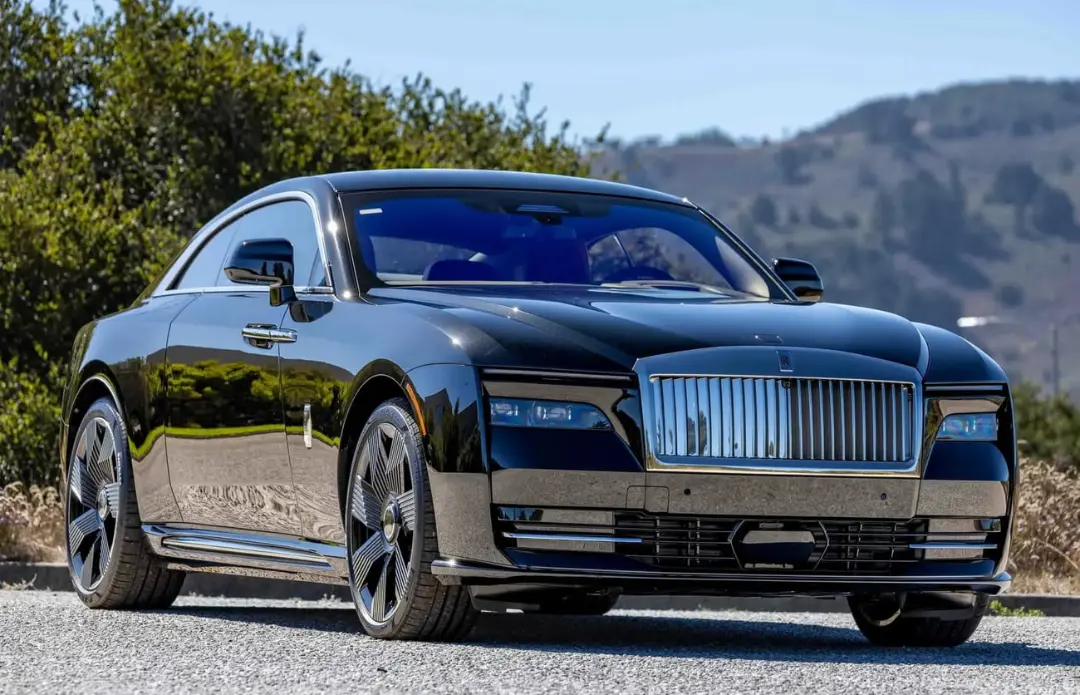 خودرو رولزرویس اسپکتر (Rolls-Royce Spectre) مشکی رنگ در فضای باز