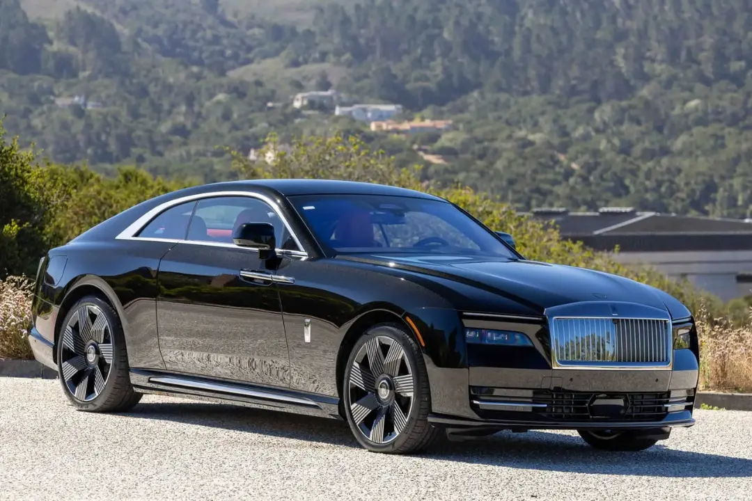 رولزرویس اسپکتر (Rolls-Royce Spectre) خودروی لوکس برقی در فضای باز