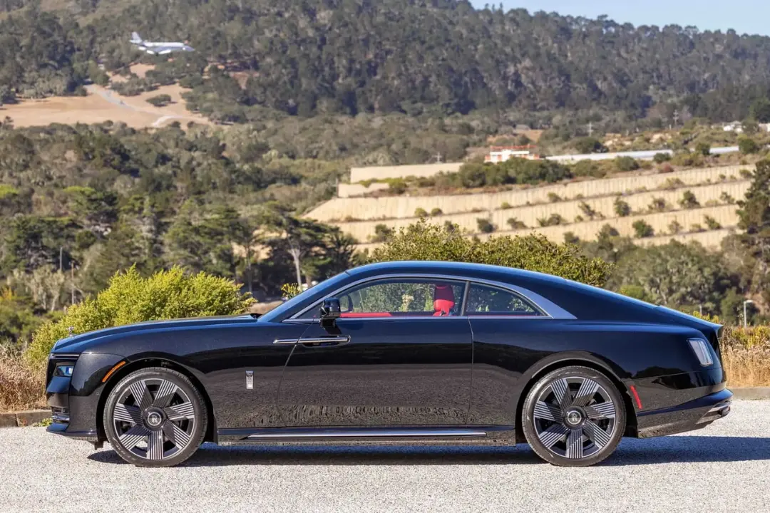 خودروی رولزرویس اسپکتر (Rolls-Royce Spectre) با رنگ مشکی در فضای باز
