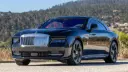 خودرو رولزرویس اسپکتر (Rolls-Royce Spectre) با بدنه مشکی در فضای باز