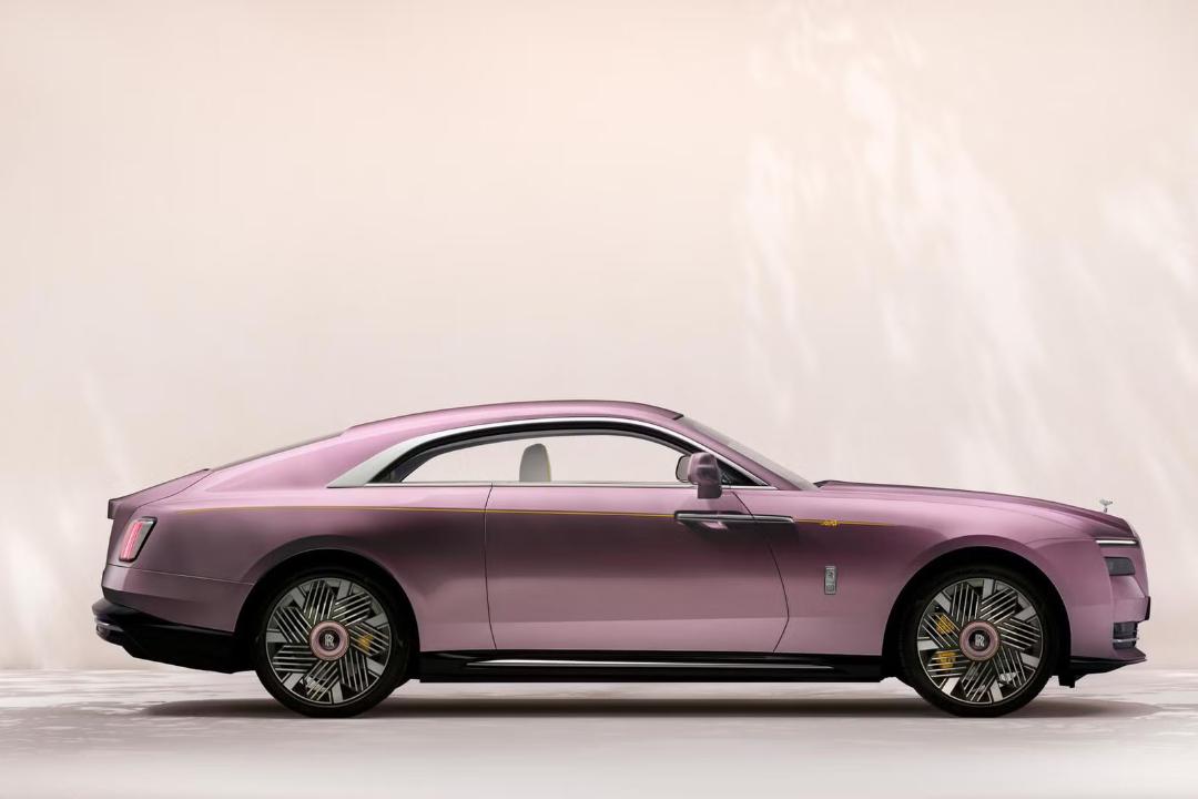 خودروی رولزرویس اسپکتر (Rolls-Royce Spectre) با رنگ صورتی متالیک در نمای جانبی