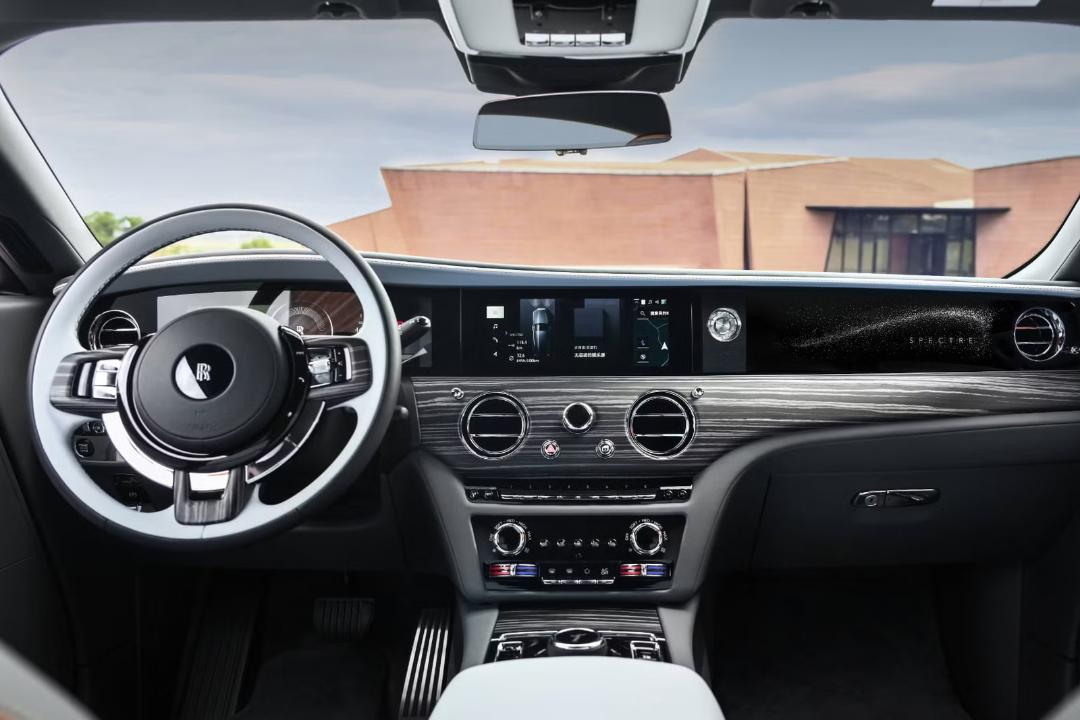 کابین لوکس و مدرن خودروی رولزرویس اسپکتر (Rolls-Royce Spectre) با طراحی مینیمال