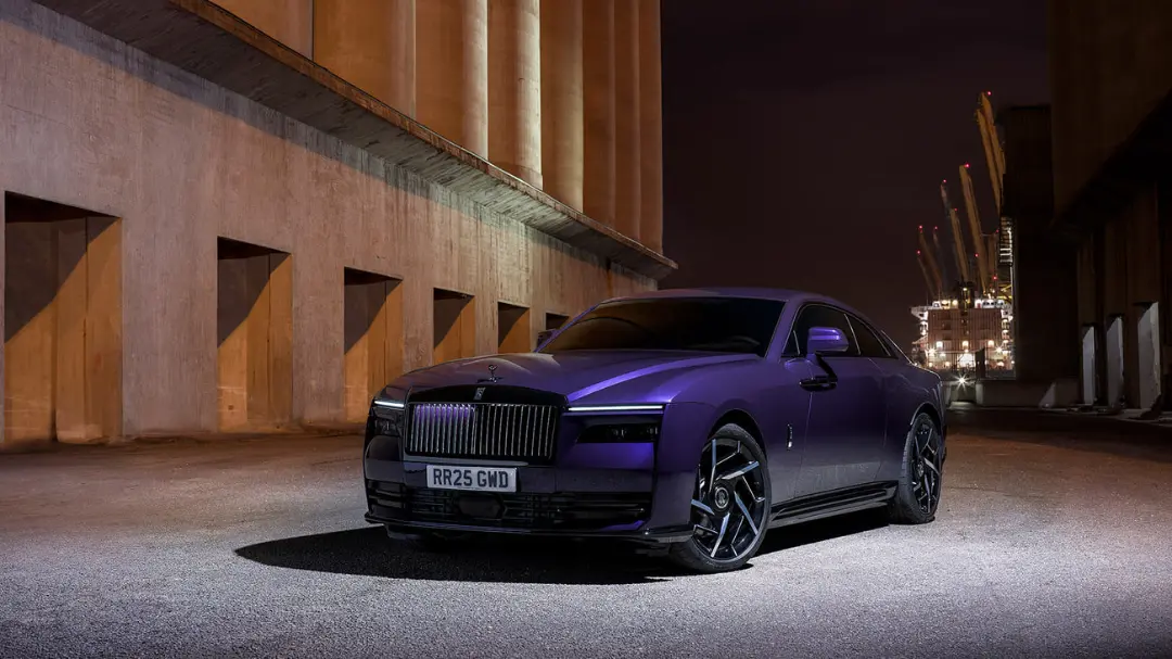 خودروی الکتریکی رولزرویس اسپکتر (Rolls-Royce Spectre) بنفش رنگ در فضای باز