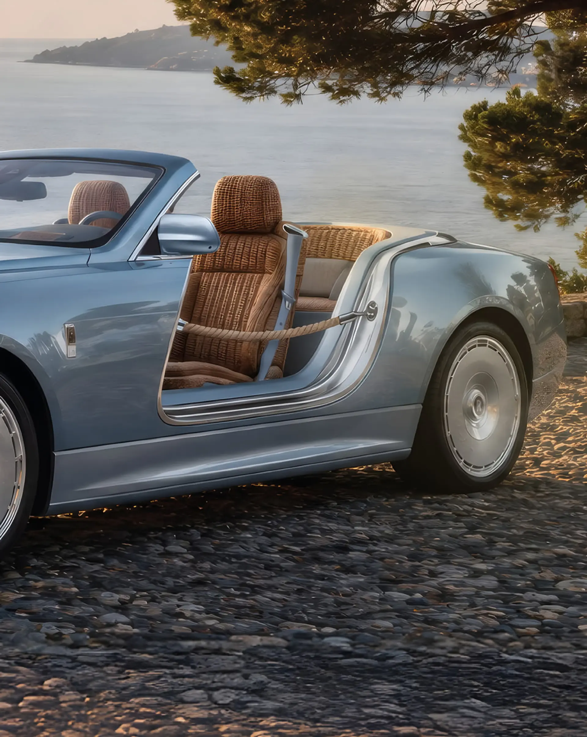 خودرو رولزرویس وسپایر سولِی (Rolls-Royce Sweptide) با صندلی‌های حصیرباف در کنار دریا