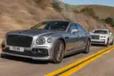 خودروی بنتلی (Bentley) نقره‌ای در حال حرکت در جاده در کنار رولزرویس سفید