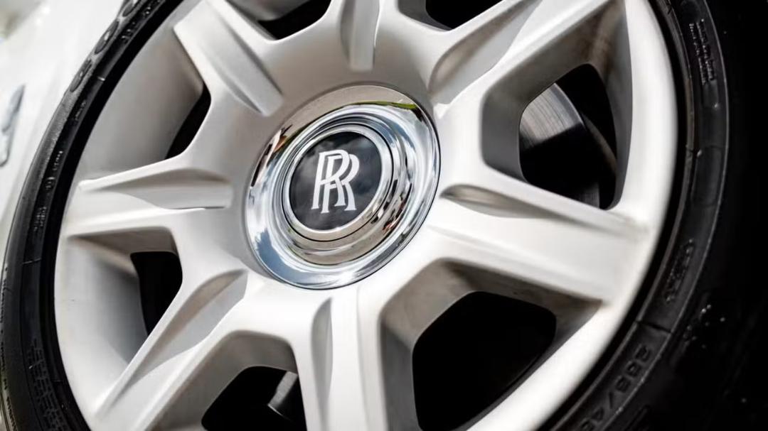 چرخ خودروی رولزرویس (Rolls-Royce) با نشان اختصاصی در مرکز رینگ