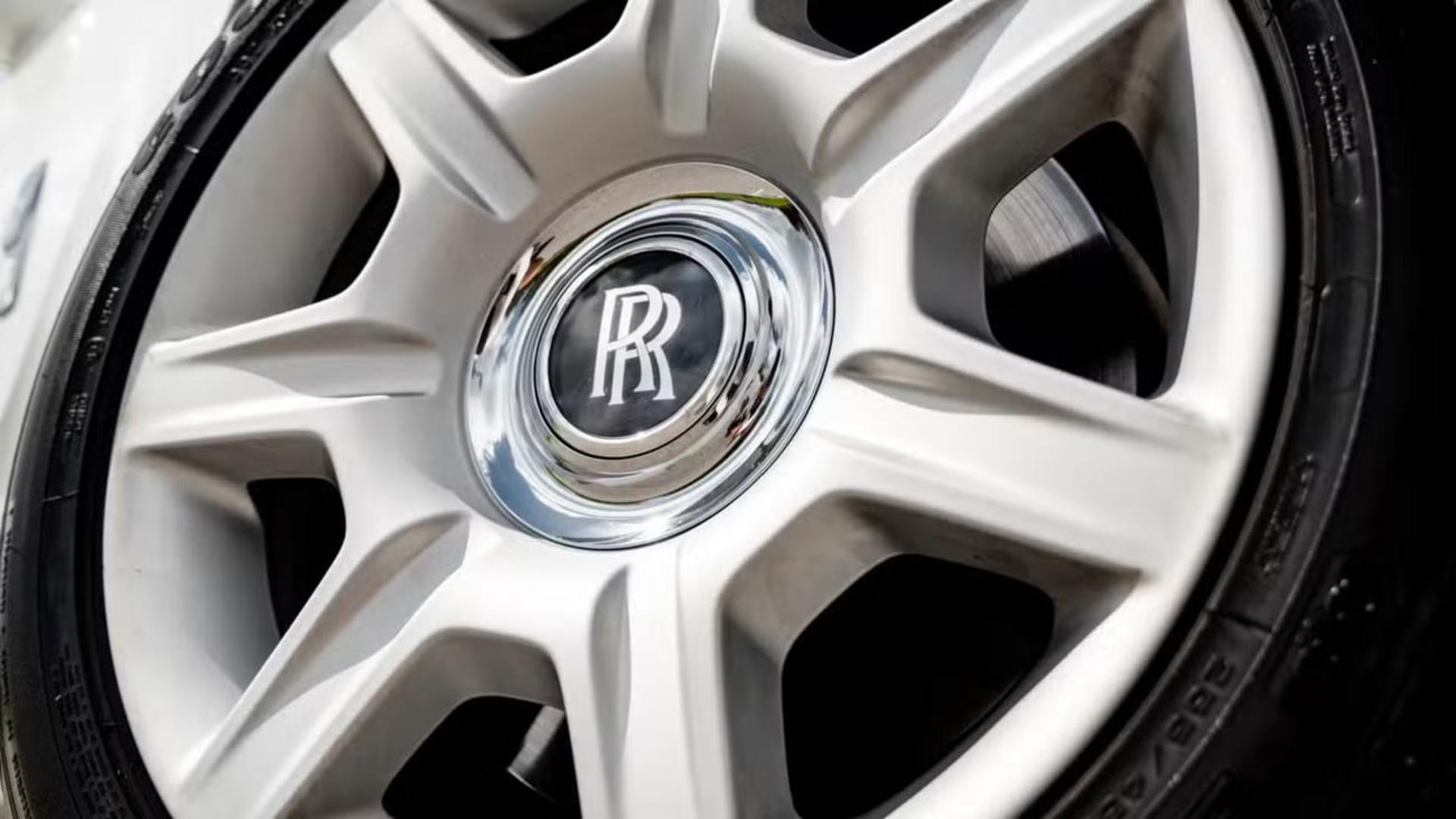 چرخ خودروی رولزرویس (Rolls-Royce) با نشان اختصاصی در مرکز رینگ