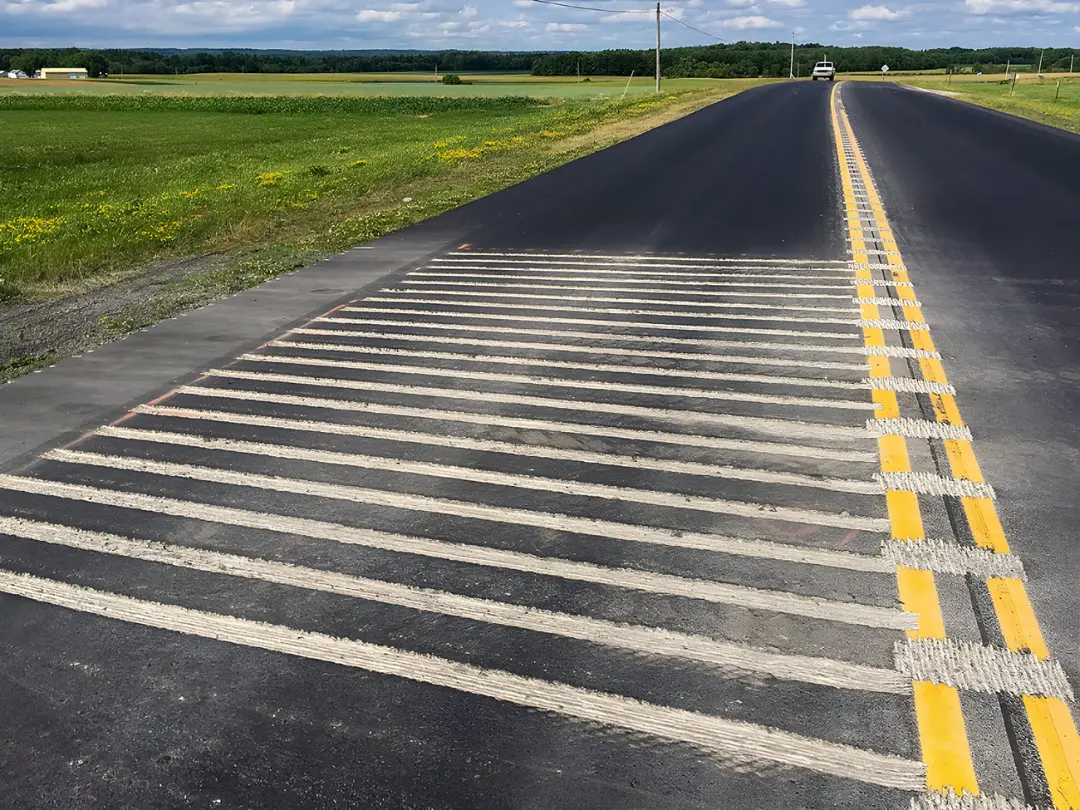 شیارهای لرزان (Rumble Strips) روی شانه آسفالتی بزرگراه برای ایمنی رانندگان