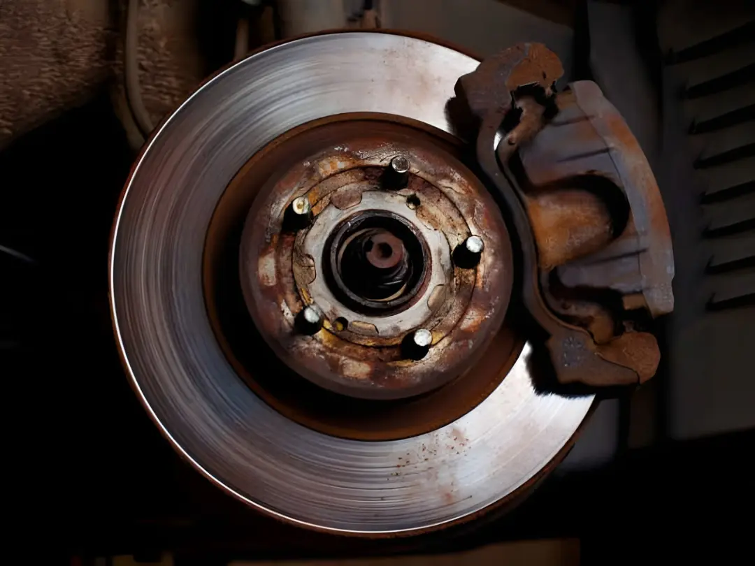 دیسک ترمز (Brake Disc) خودرو با لایه‌ای از زنگ‌زدگی روی سطح فلزی