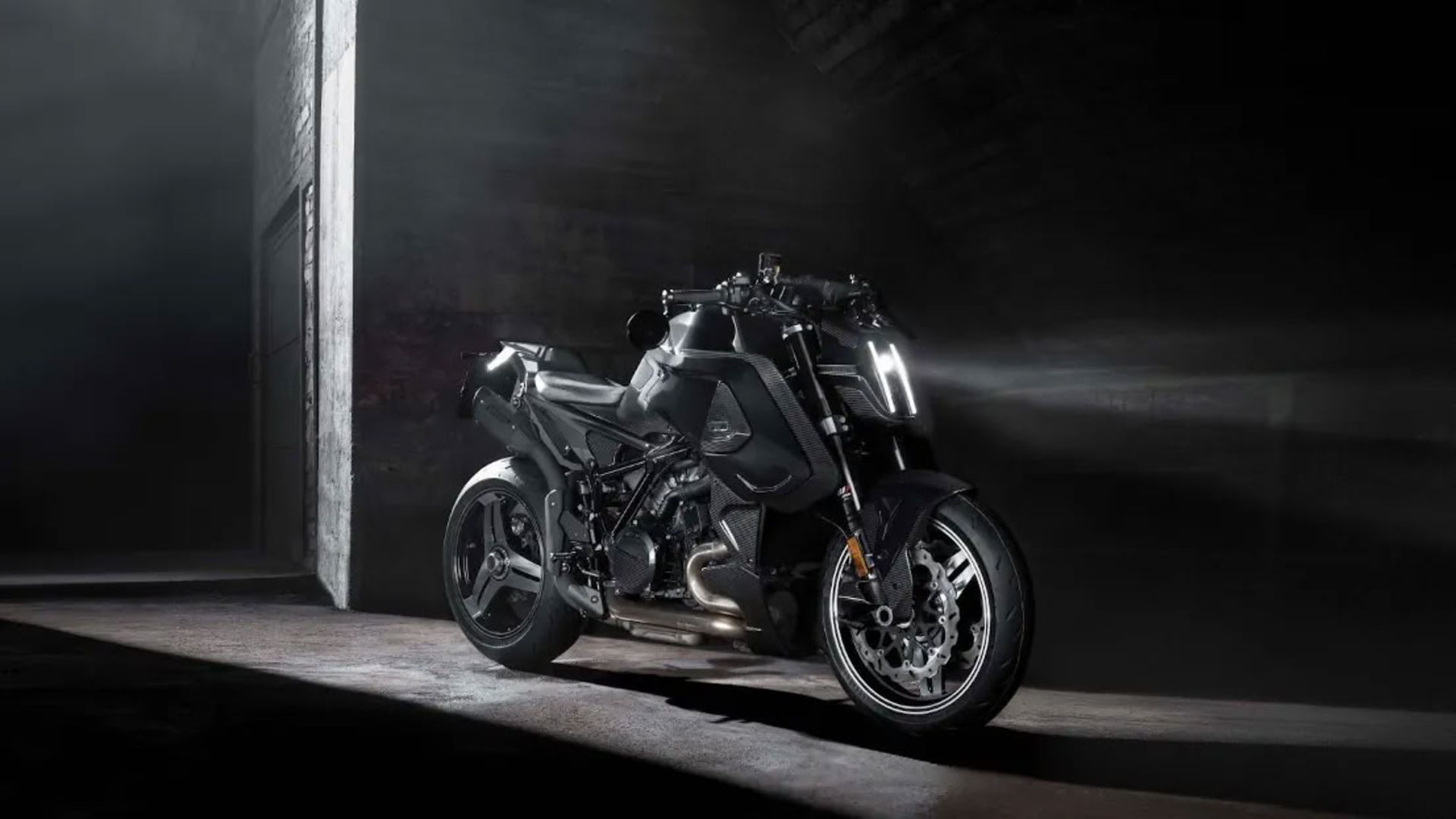 روشن شدن موتورسیکلت اسپرت برابوس راکت 1400r