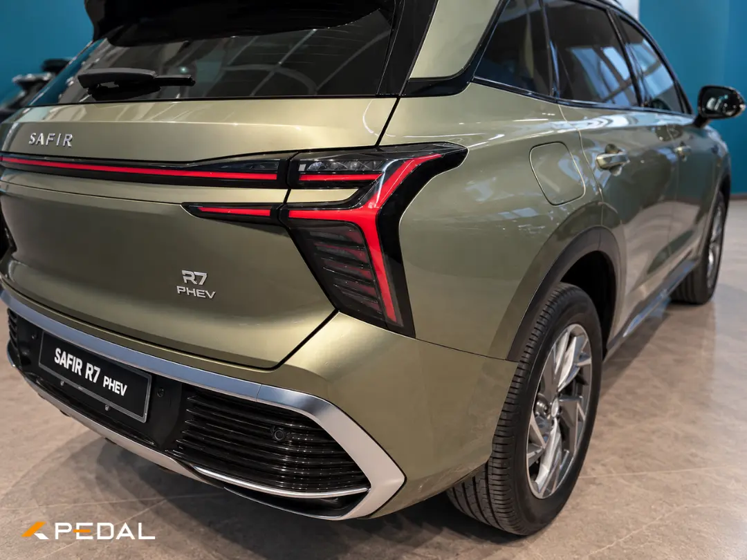 نمای عقب خودروی سافیر (Safir) R7 PHEV با رنگ سبز متالیک