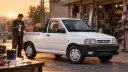 وانت سفید سایپا (Saipa 151) بارگیری شده با جعبه‌های کارتن در کنار یک فروشگاه