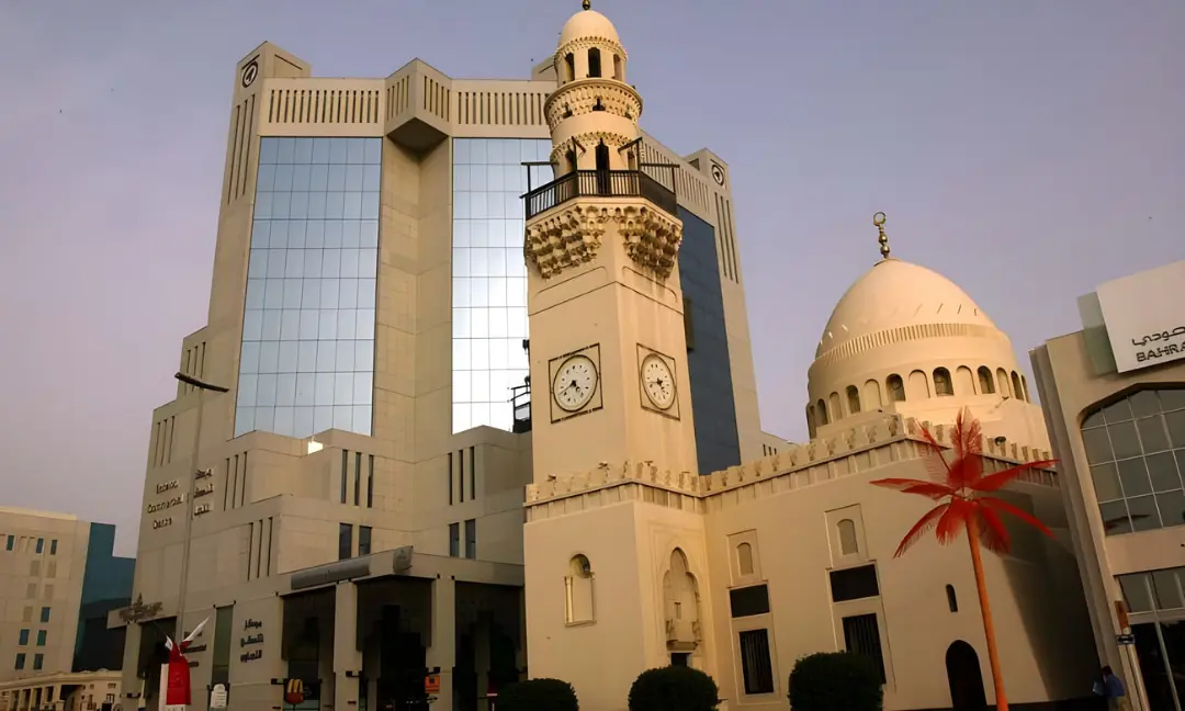 مسجد صخیر (Sakhir Mosque) در کنار ساختمان مدرن تجاری در بحرین