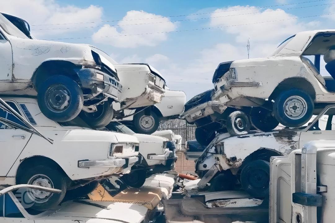 خودروهای فرسوده و اسقاطی سفید رنگ انباشته شده در مرکز بازیافت