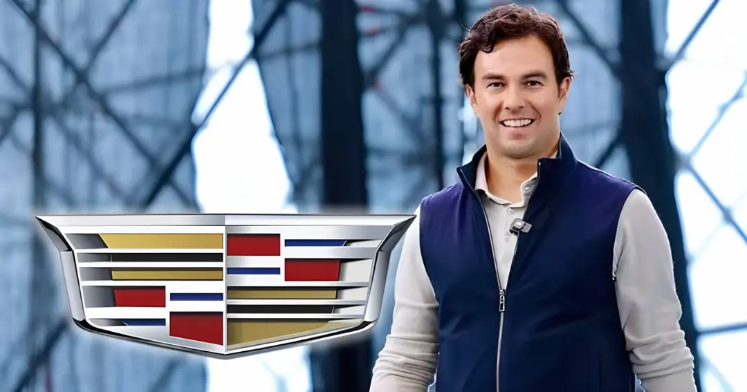 سرجیو پرز (Sergio Pérez) در کنار نشان تیم کادیلاک (Cadillac)