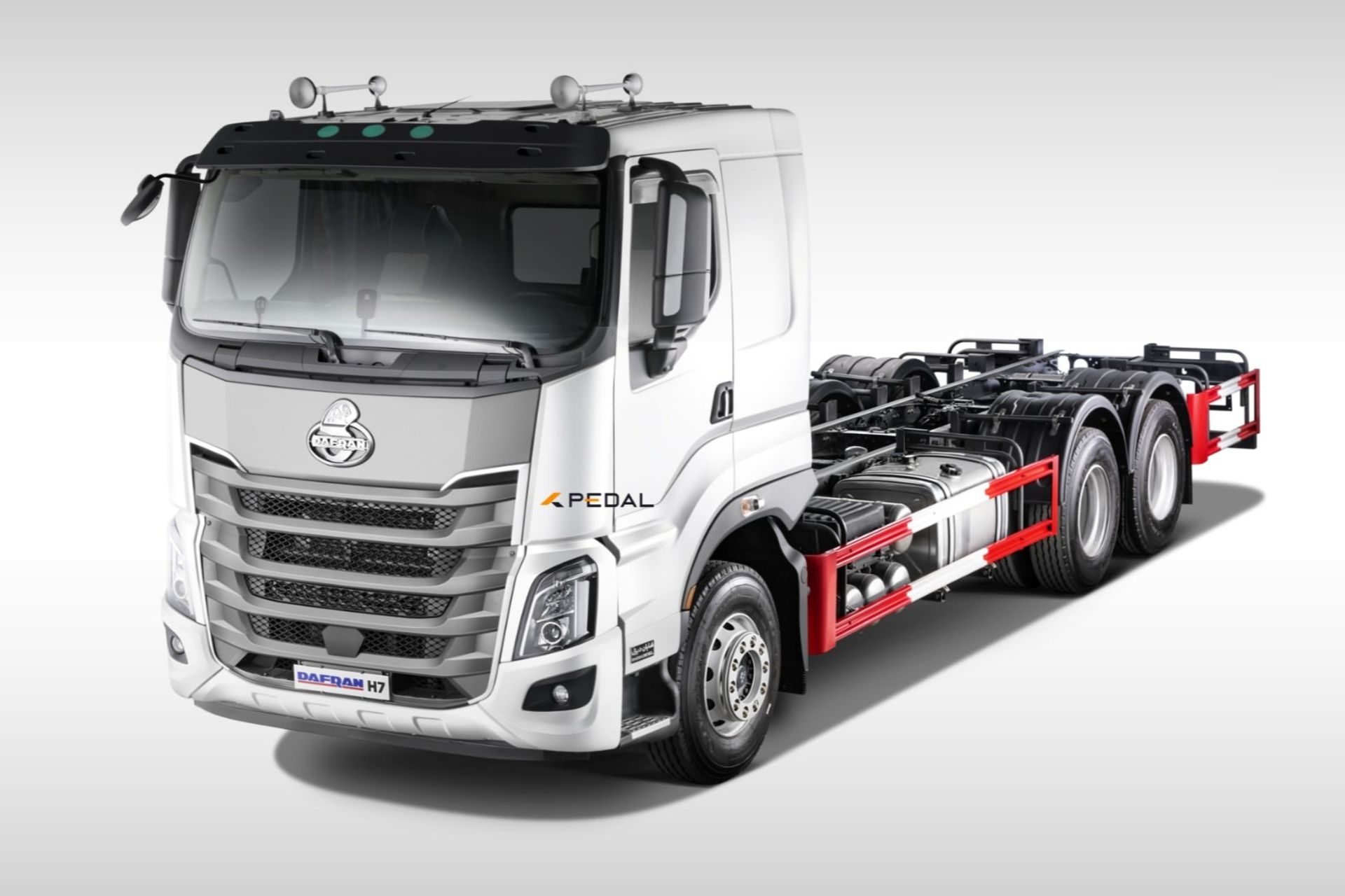 نمای جلوی کامیون باری دافران 380