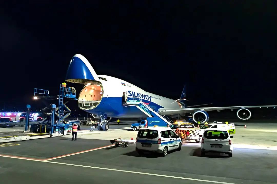 هواپیمای باربری بوئینگ (Boeing) سیلک‌وی با در باز در فرودگاه