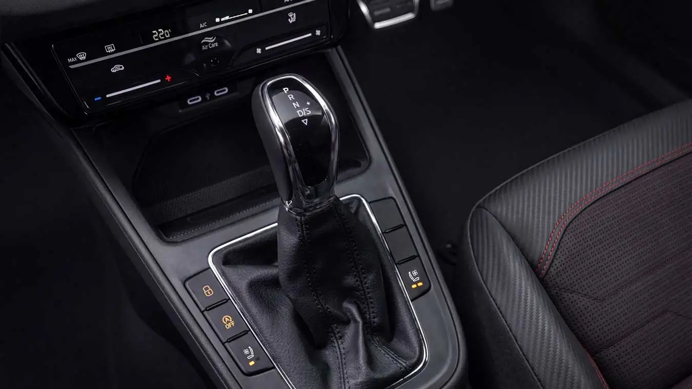 دنده و کنسول مرکزی خودرو اشکودا اسلاویا (Skoda Slavia) با طراحی مدرن