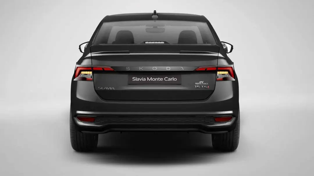 نمای عقب خودروی اسلاویا مونت کارلو (Slavia Monte Carlo) با رنگ مشکی