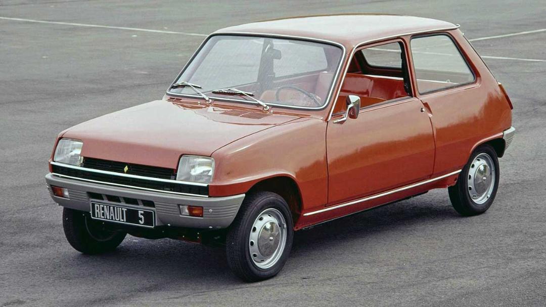 خودرو رنو ۵ (Renault 5) با بدنه نارنجی در فضای باز