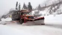 برف‌روب (Snow Plow) با تیغه دوم کج در حال پاکسازی جاده برفی
