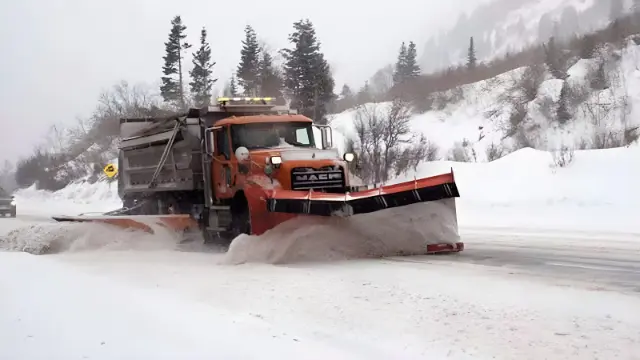 برف‌روب (Snow Plow) با تیغه دوم کج در حال پاکسازی جاده برفی