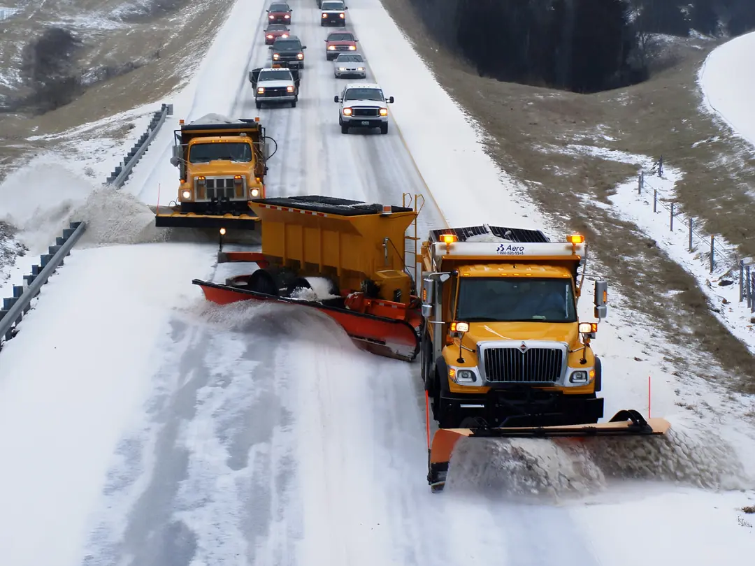 ماشین‌های برف‌روب (Snow Plow) در حال پاکسازی جاده‌ای پوشیده از برف
