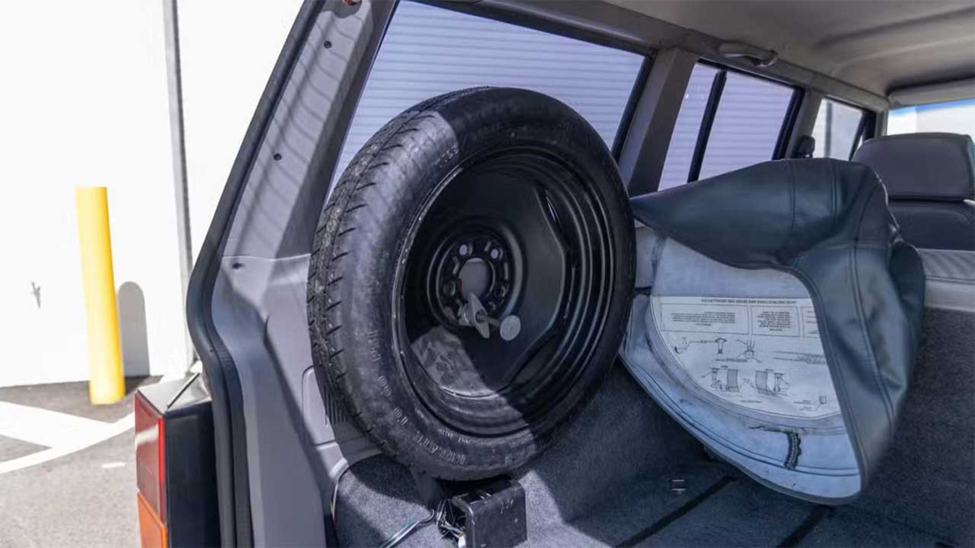 تایر زاپاس جیپ چروکی