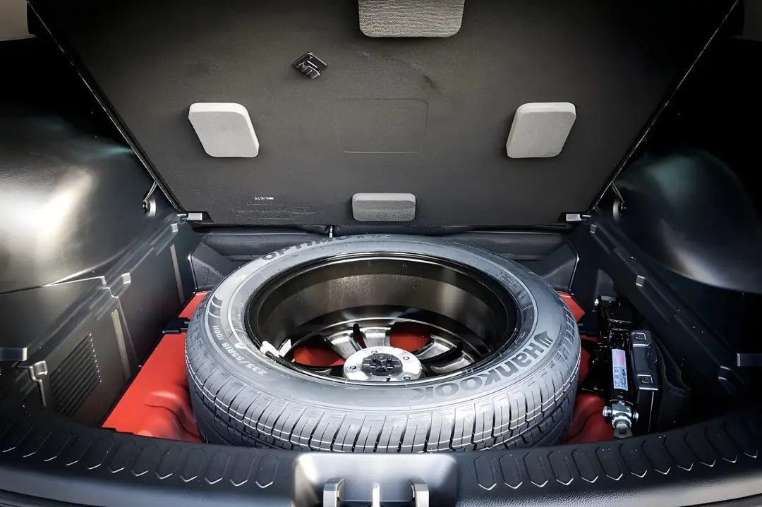 لاستیک زاپاس (Hankook) قرار گرفته در فضای صندوق عقب خودرو