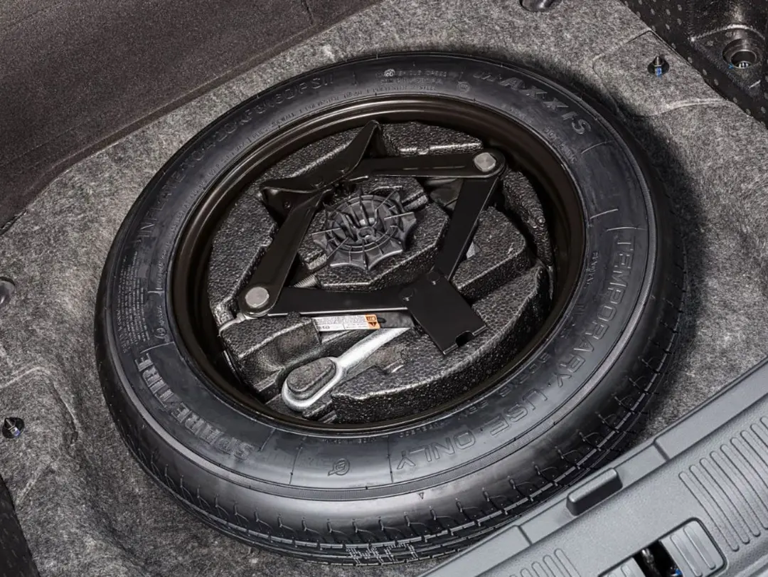 لاستیک زاپاس (Spare Tire) خودرو با نشانه‌های محدودیت سرعت در صندوق عقب