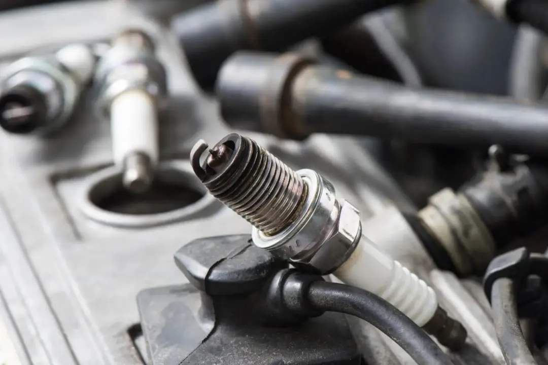 شمع موتور (Spark Plug) نصب شده روی بدنه موتور خودرو
