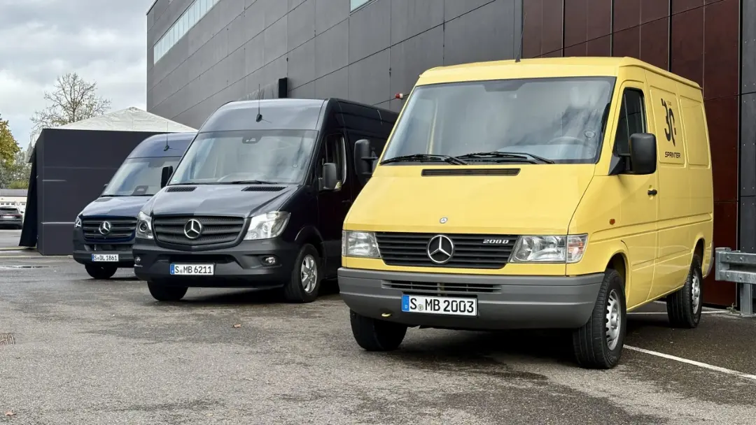 وان‌های مرسدس بنز (Mercedes-Benz) اسپرینتر در رنگ‌های زرد و مشکی در مقابل یک ساختمان