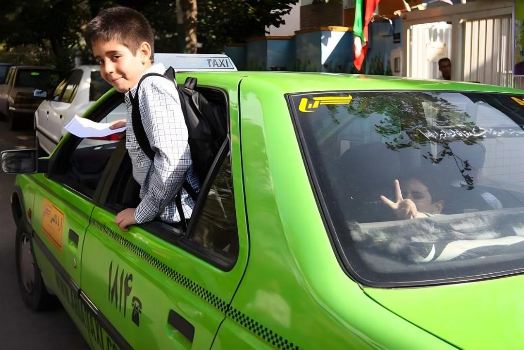 دانش‌آموزی با کوله‌پشتی در حال سوار شدن به یک تاکسی سبز رنگ