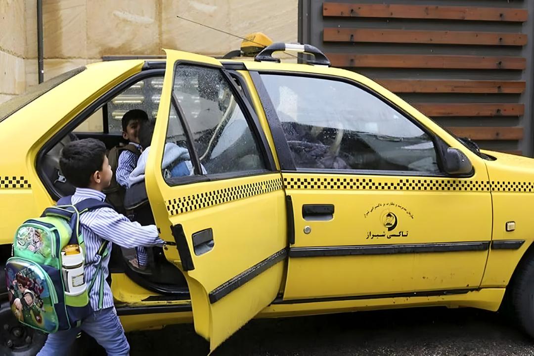 دانش‌آموزی با کوله‌پشتی در حال سوار شدن به تاکسی زرد رنگ