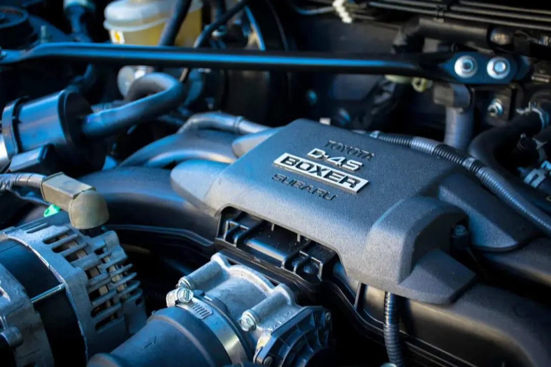 موتور بوکسر (Boxer) سوبارو (Subaru) با پوشش پلاستیکی سیاه در محفظه موتور