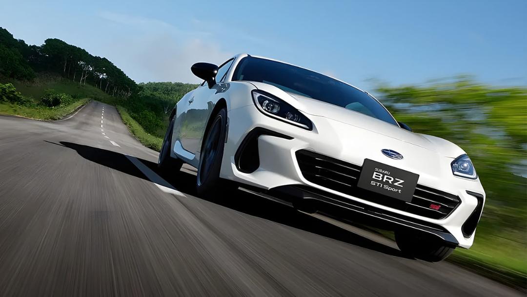 خودرو اسپرت سوبارو BRZ مدل STI Sport در حال حرکت در جاده