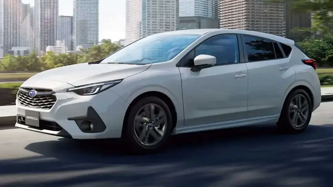 خودرو سوبارو ایمپرزا (Subaru Impreza) سفید رنگ در جاده شهری